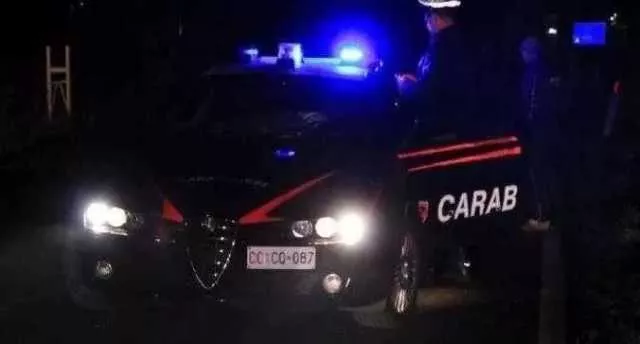 Non si ferma all'alt dei carabinieri e scappa: motociclista si schianta e muore in Toscana 