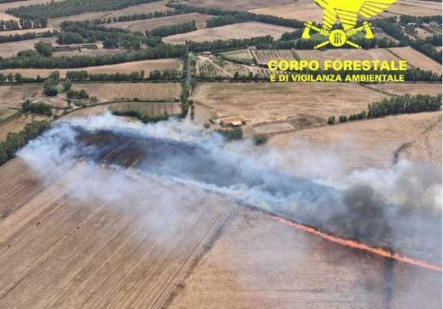 Sulcis in fiamme, dopo Santadi vasto incendio anche a Carbonia: elicottero in volo