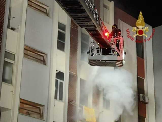 Cagliari, paura per un incendio in un appartamento in via Fracastoro