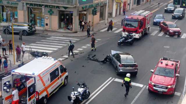 Cagliari, scontro tra auto e moto in via della Pineta: un ferito