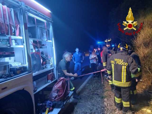 Abbiadori, con l'auto vola giù in un dirupo: salvato dai vigili del fuoco