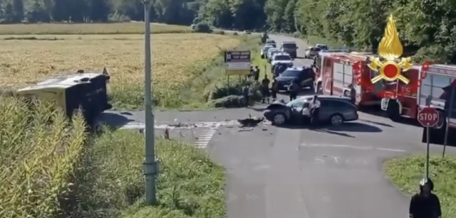 Paura a Udine, scuolabus si ribalta con 30 bambini a bordo: feriti due alunni (Video)