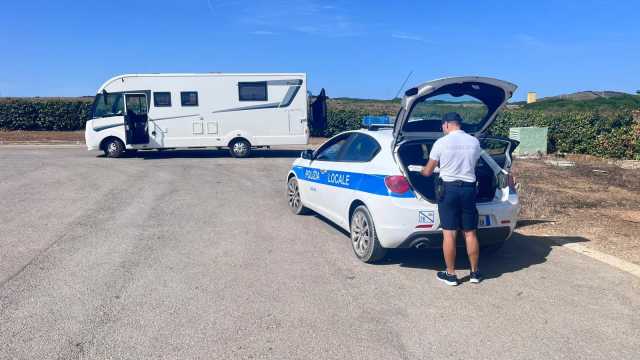 Caravan scarica acque nere vicino allo stagno (protetto) di Pilo: turisti sanzionati