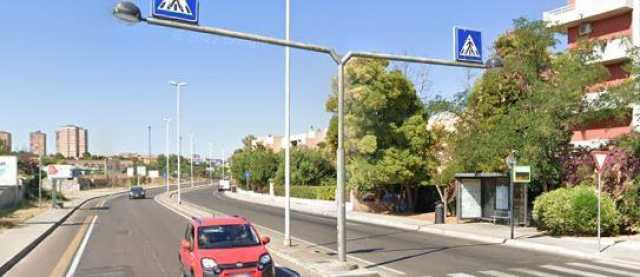 Cagliari, operaio cade da un'altezza di due metri in via Vesalio: è in codice rosso