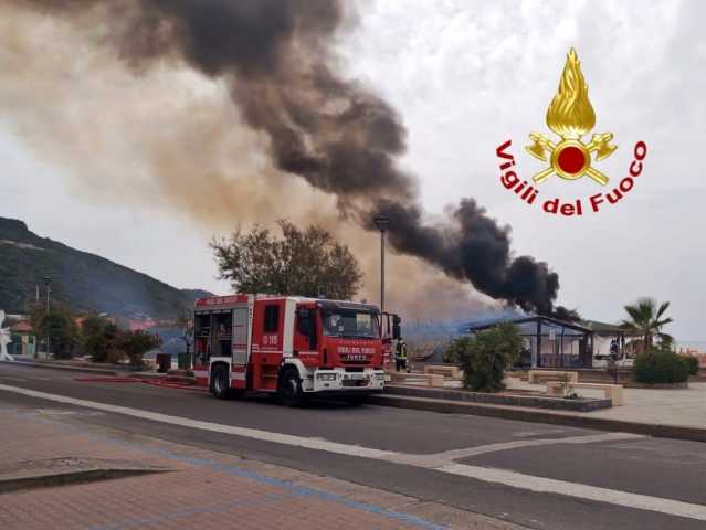 Incendio a Bosa, un chiosco completamente distrutto dalle fiamme 