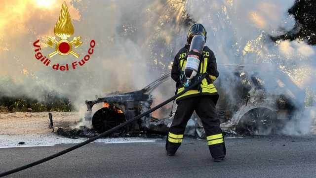 Auto prende fuoco sulla provinciale 26, paura sulla strada verso Olbia