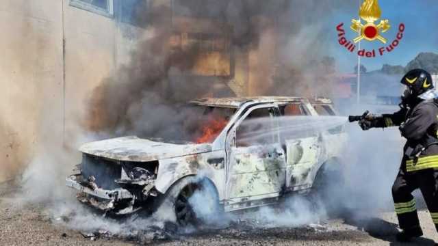 Tramatza, un'auto prende fuoco in una piazzola di sosta sulla 131