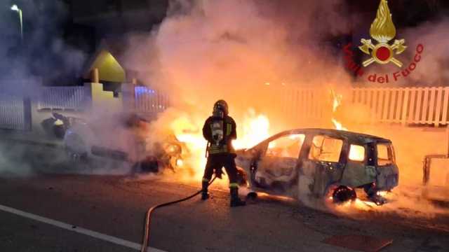 Paura in via Tiepolo a Cagliari: due auto in fiamme, danneggiato un tubo del gas