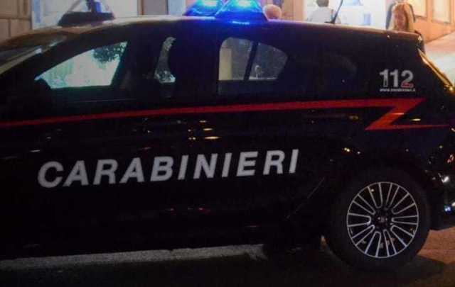 Cagliari, colpisce la moglie con un pugno alla fermata del bus: 