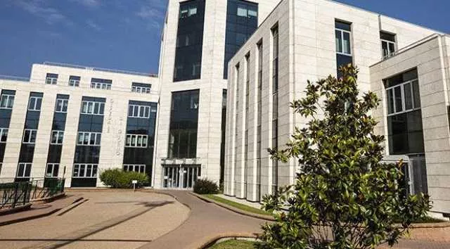 Bambino di 7 anni precipita dalla finestra della scuola e fa un volo di 6 metri: è rianimazione al Gaslini