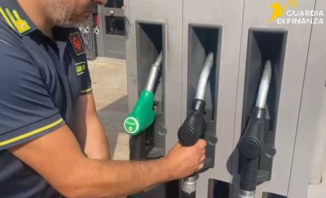 Irregolarità nelle quantità di carburante erogate: controlli nei distributori del Sassarese (Video)
