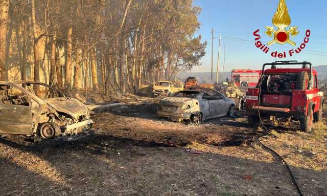 Grosso rogo in un’azienda tessile di Suni: distrutte 5 auto e un container