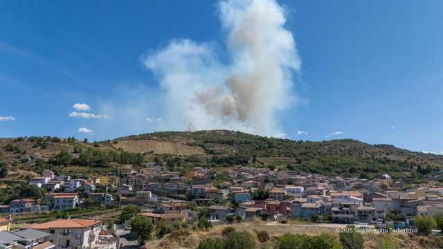 Ancora incendi in Sardegna, grosso rogo a Mamoiada: Super Puma in volo