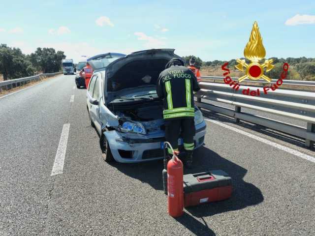 Norbello, incidente sulla 131: auto finisce contro il guardrail, due feriti