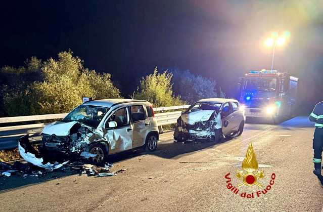 Scontro frontale fra due auto sulla 125 in Gallura: cinque feriti in ospedale