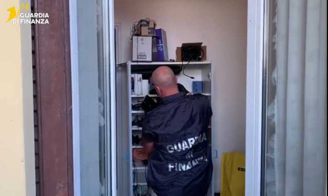 Sequestri e perquisizioni contro lo streaming illegale nel Cagliaritano: scoperta una 