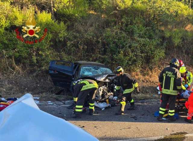 Grave scontro tra 3 auto a Prato Sardo: 10 feriti, 7 incastrate tra le lamiere