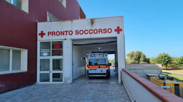 Oristano, portano la figlia al pronto soccorso e aggrediscono il medico per la 