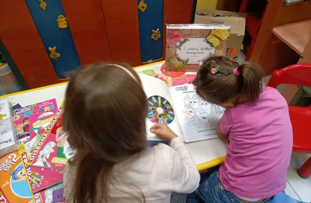 Due Bambini Con I Libri Regalati Dalla Libreria Giutni.jpeg