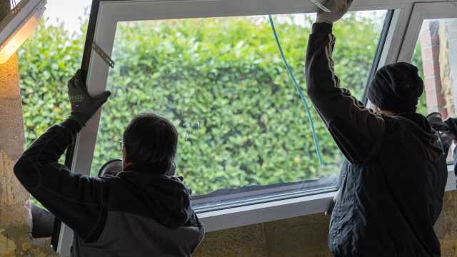 Incassano migliaia di euro per gli infissi e poi spariscono: beffa a Cagliari, a rischiare è chi ha pagato