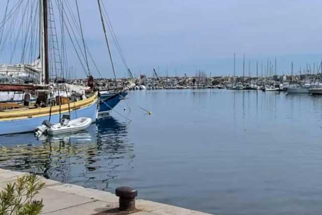 Alghero, giallo in porto: uomo trovato morto a bordo di una barca, disposta l’autopsia