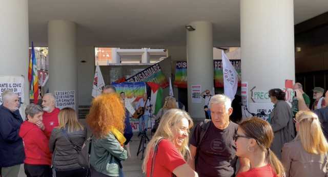 “Riconvertiamo la Rwm, crei produzioni di pace invece che bombe”: la protesta a Cagliari
