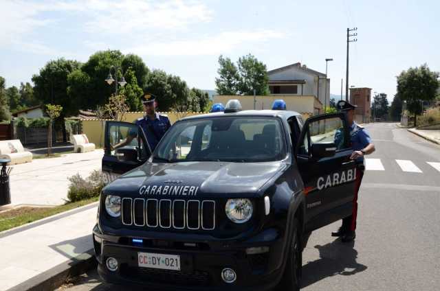 Giba, rifiuta il drug test e guida senza patente: l'amico trovato con refurtiva e strumenti da scasso