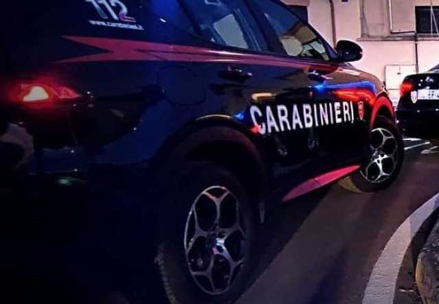 Cagliari, afferra una ragazza e la palpeggia tentando di baciarla: arrestato per violenza sessuale