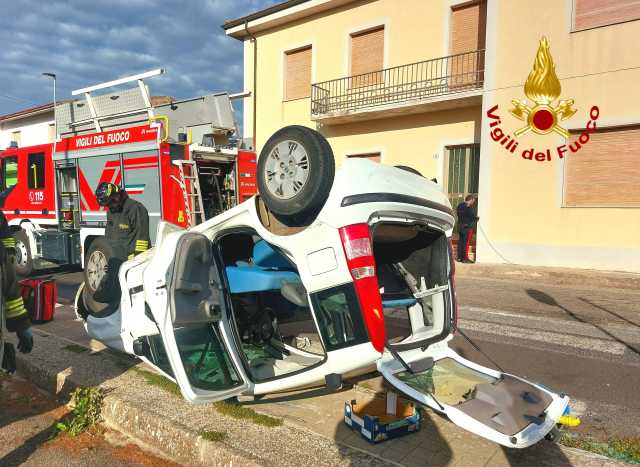 Ghilarza, scontro fra due auto nel centro abitato: una si ribalta, ferita una donna