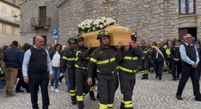 A Calangianus i funerali di Omar Masia: bagno di folla per l'ultimo saluto al 25enne morto nell'incidente