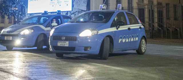 Milano, uccisa a coltellate dal compagno nel balcone di casa: muore a 29 anni