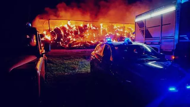Sestu Incendio T Grosso incendio in un deposito a Sestu: balle di fieno in fiamme