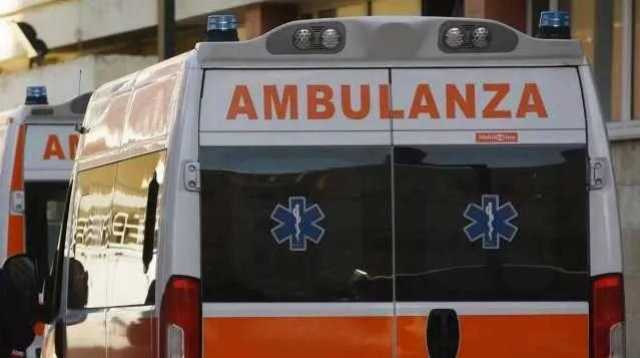 Ambulanza Generica Tragedia sul lavoro: uomo viene travolto da un trattore e muore nel bresciano