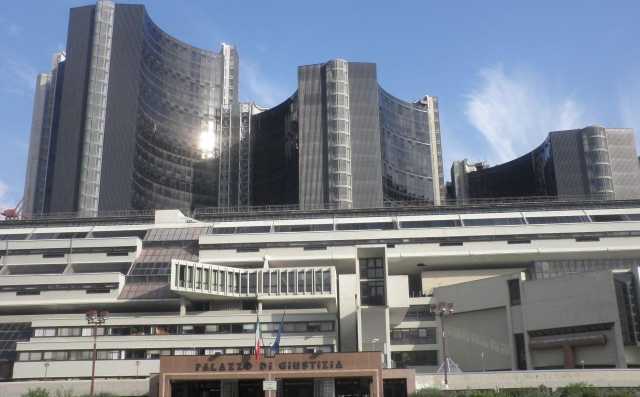 Stuprarono due bambine: l'appello conferma la pena 13 anni per un 20enne, sconto per il 21enne