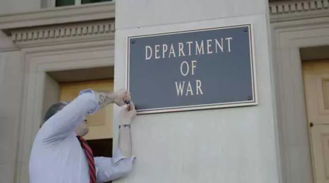 Dipartimento della guerra in America: installata la nuova targa al Pentagono