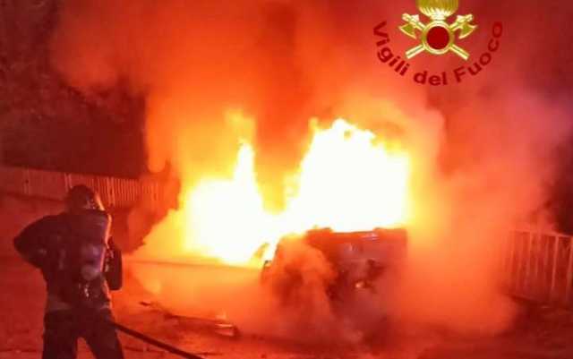 INCENDIO AUTO NUORO Auto incendiata nella notte a Nuoro: non si esclude l'origine dolosa, indagini in corso