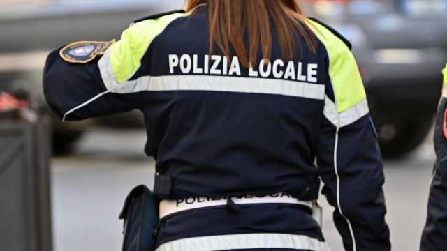 Nasconde il cadavere della madre e si traveste da donna per avere la pensione: infermiere nei guai