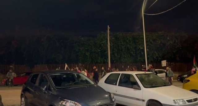 Fischietti, tamburi e slogan: manifestazione contro la violenza sulle donne a Cagliari (VIDEO)