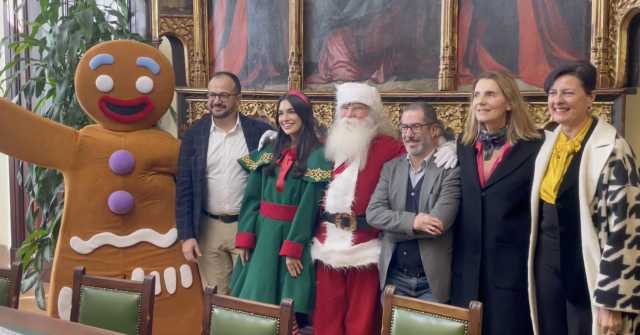 Mercatini Di Natale Cagliari, tra i mercatini di piazza Yenne arriva la casa di Babbo Natale: