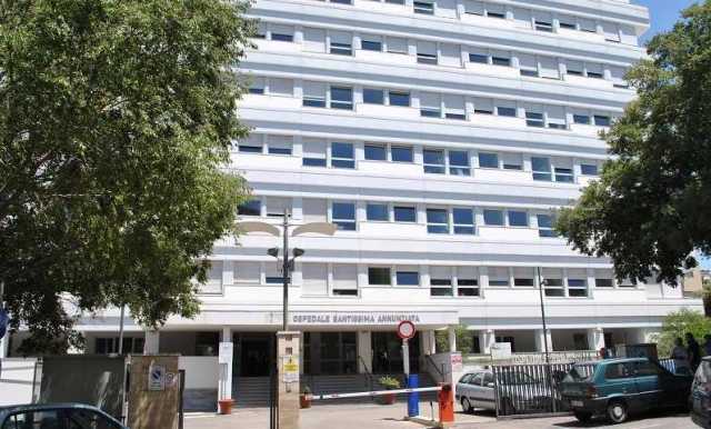 Paura a Sassari, un uomo accoltellato nel cortile condominiale: caccia all'aggressore