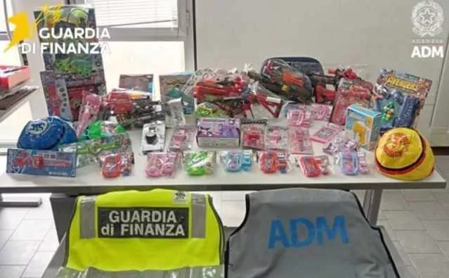 Maxi sequestro al porto canale di Cagliari: scoperto un traffico internazionale di merce contraffatta