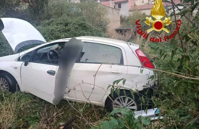 L'auto si ribalta più volte e finisce in un terreno: tragedia a Bono, morto il conducente