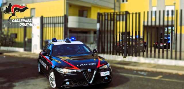 Minacciano le operatrici di un centro accoglienza nell'Oristanese: arrestati due minori extracomunitari