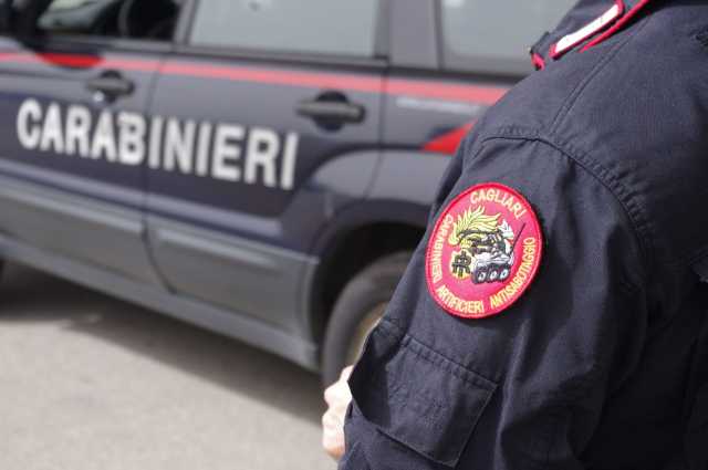 Paura a Cagliari, esplosione all'ingresso di un appartamento in via Sanna
