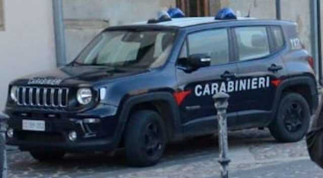 Minaccia un suo compagno di scuola per farsi consegnare felpa e borsello: sedicenne arrestato