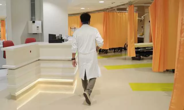 Corsia Ospedale 3 Liste d'attesa eccessive e costi elevati: la rinuncia alle cure (anche in Sardegna) colpisce donne e anziani