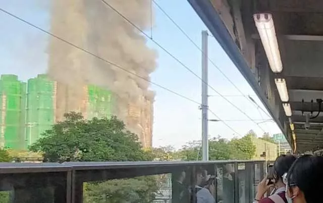 Un devastante incendio avvolge i grattacieli a Hong Kong: 12 morti e persone intrappolate