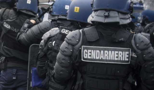 Gendermerie Francia, travolge 10 persone e urla