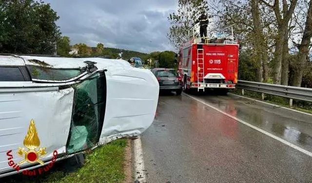 Statale 125 Incidente Golfo Aranci Scontro sulla 125 al bivio per Golfo Aranci: tre auto coinvolte, una donna ferita