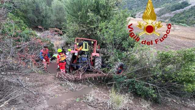Si ribalta con il suo trattore e muore: tragedia nelle campagne tra Sennori e Tergu